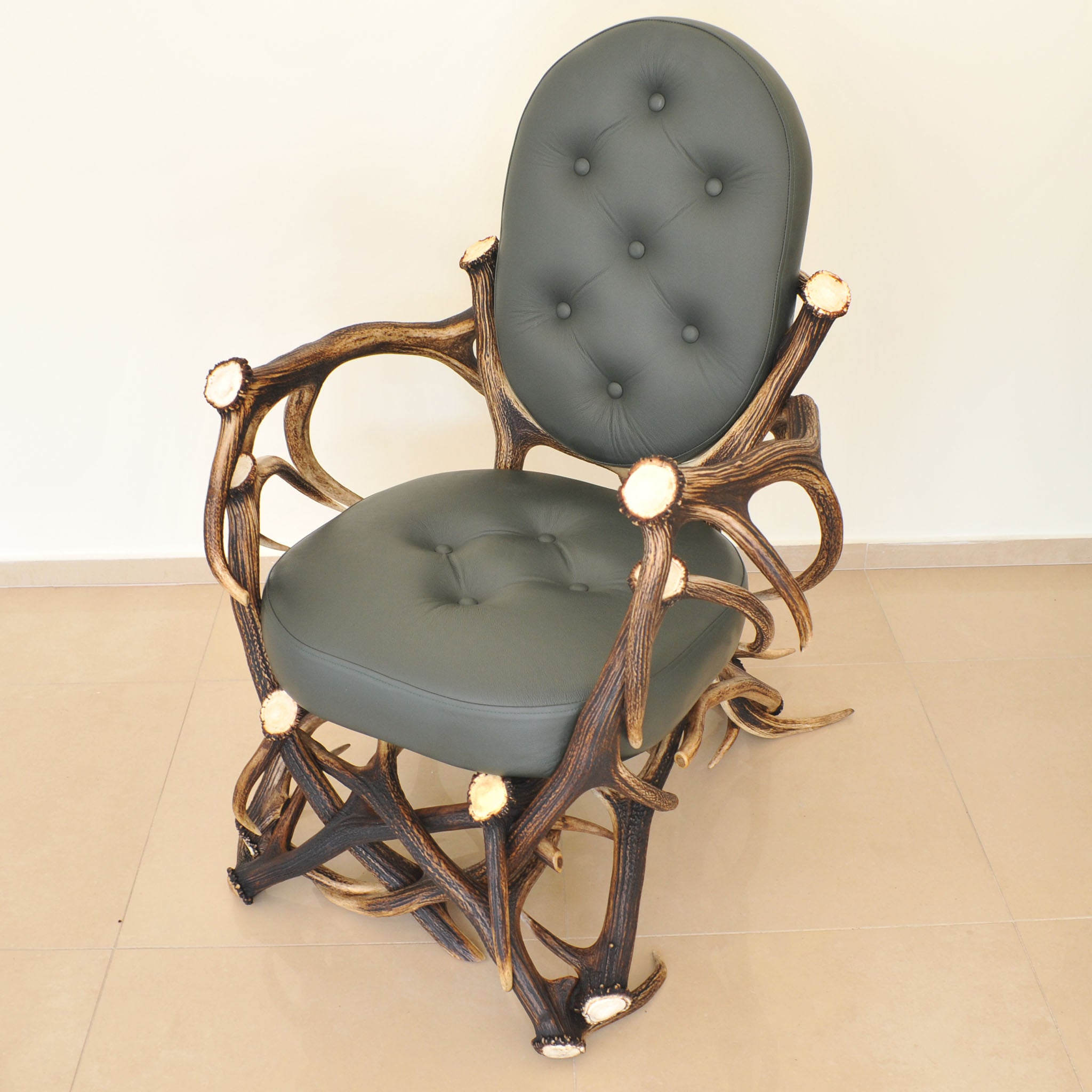 Antler chair with cowskin.