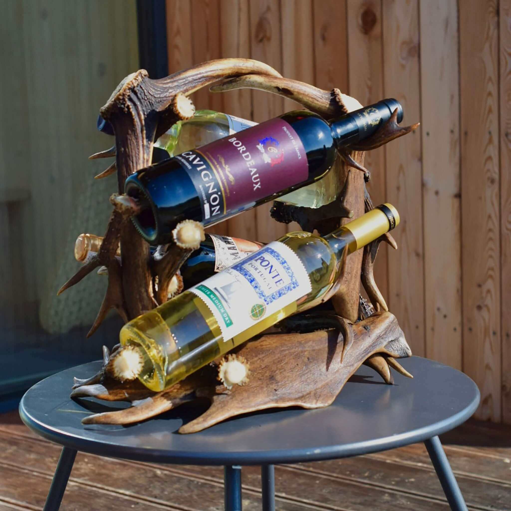 Stojak na wino z prawdziwego poroża