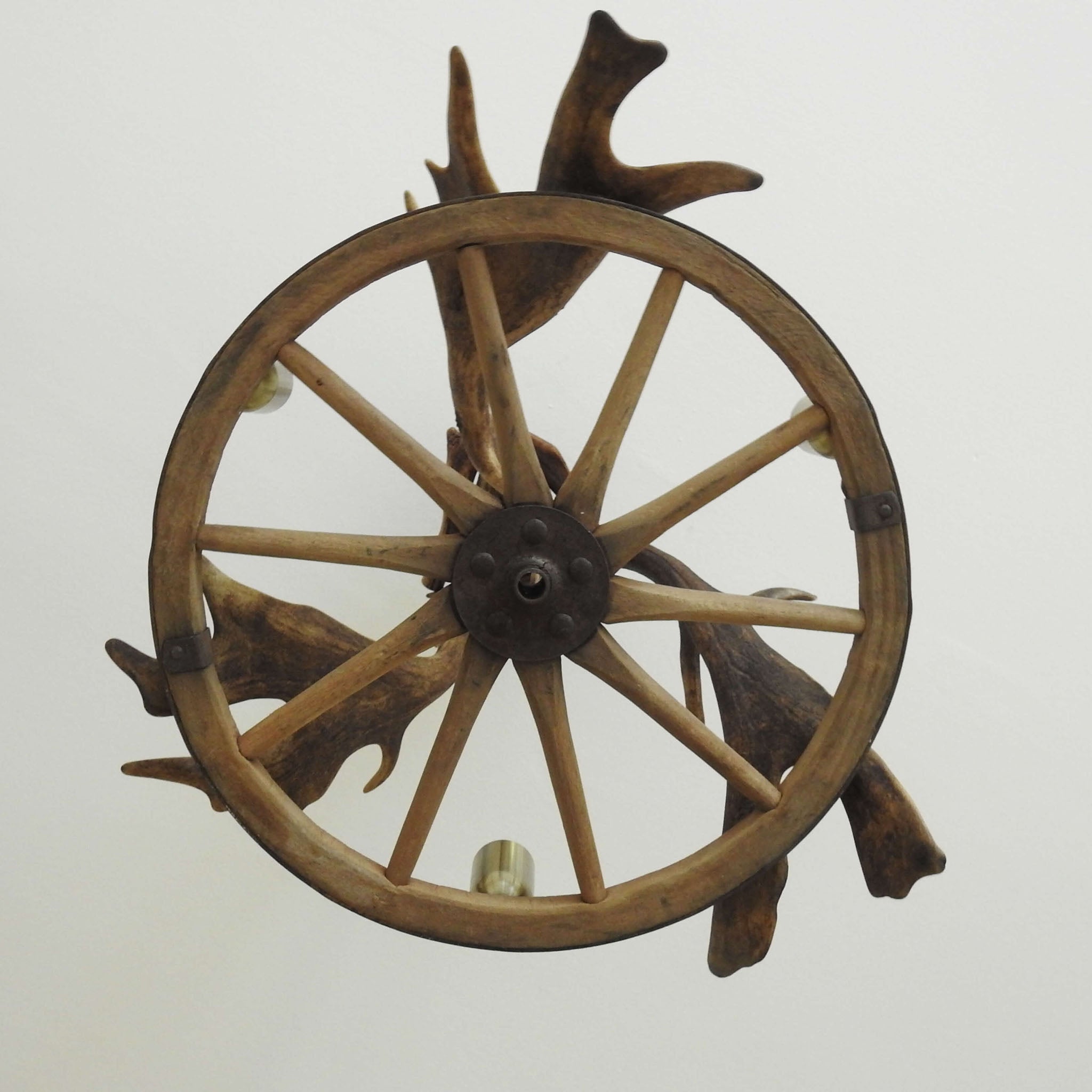 Farmhouse antler chndelier with wagon wheel, view from the bottom.